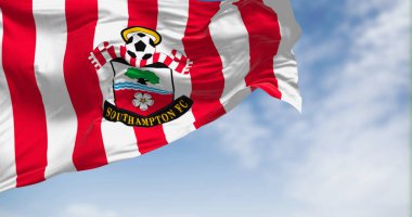 Southampton, İngiltere, 5 Ekim 2023: Southampton Futbol Kulübü açık bir günde rüzgarda dalgalanan bayrak. İngiliz profesyonel futbol kulübü. Resimli 3d illüstrasyon oluşturucu