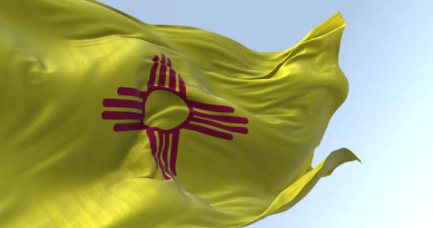 新墨西哥州国旗在风中飘扬的特写 黄色田野里的紫红太阳的象征 无缝3D渲染动画 慢动作回圈4K — 图库视频影像