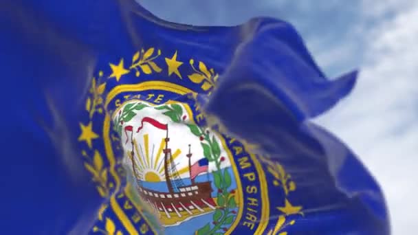 Detailní Záběr Státu New Hampshire Vlající Větru Tmavě Modré Pozadí — Stock video