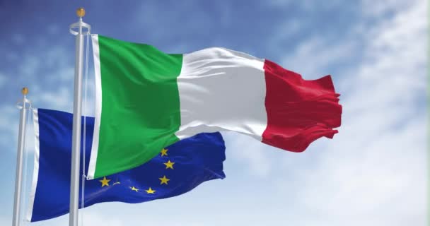 Flaga Narodowa Włoch Machająca Wietrze Flagą Unii Europejskiej Pogodny Dzień — Wideo stockowe