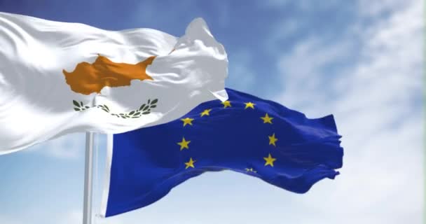 キプロスの国旗は 明確な日に欧州連合の旗で風に揺れている シームレス3Dレンダリングアニメーション スローモーションループ 4Kについて — ストック動画