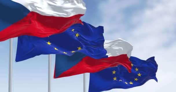 チェコ共和国の国旗は 明確な日に欧州連合の旗で風を振っています シームレス3Dレンダリングアニメーション スローモーションループ 選択的な焦点 4Kについて — ストック動画
