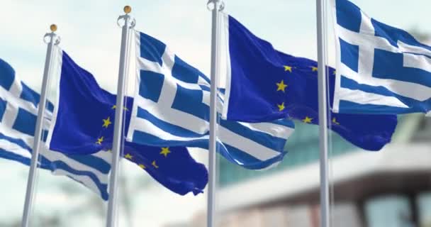 ギリシャの国旗は 欧州連合の旗で風を振っている シームレス3Dレンダリングアニメーション スローモーションループ 選択的な焦点 4Kについて — ストック動画