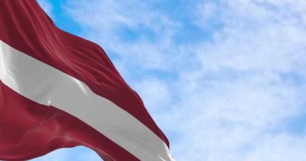 Lotyšská Republika Národní Vlajka Vlnící Větru Jasného Dne Červené Pole — Stock video