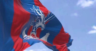 Selhurst, İngiltere, 2 Ekim 2023: Kristal Saray futbol kulübü bayrağı açık bir günde dalgalanıyor. Profesyonel İngiliz Premier Ligi takımı. Kusursuz 3 boyutlu animasyon. Yavaş çekim döngüsü. Seçici odaklanma. 4k