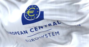 Frankfurt, DE, 28 Haziran 2023: Avrupa Merkez Bankası bayrağı rüzgarda dalgalanıyor. Kusursuz 3 boyutlu animasyon. Yavaş çekim döngüsü. Seçici odaklanma. 4 bin. Dalgalanan dokulu arkaplan