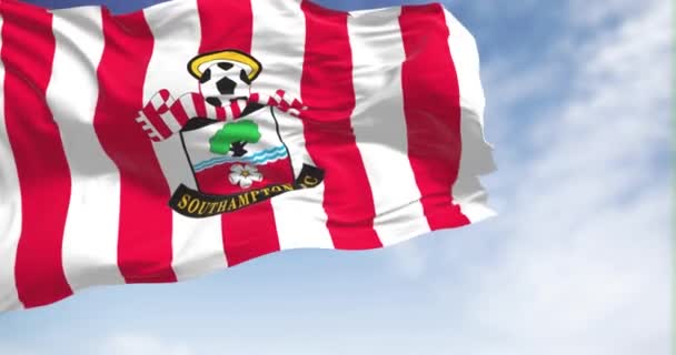 2023年10月5日 英国南安普敦 南安普敦足球俱乐部的旗帜在晴天迎风飘扬 英国职业足球俱乐部 无缝3D渲染动画 慢动作回圈4K — 图库视频影像