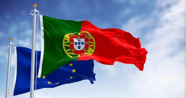 Vlajky Portugalska Vlající Vlajkami Evropské Unie Jasného Dne Demokracie Politika — Stock fotografie