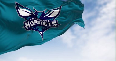 Charlotte, ABD, 10 Eylül 2023: Charlotte Hornets bayrağı açık bir günde dalgalanıyor. Amerikan profesyonel basketbol takımı. Doğu Konferansı Güneydoğu Bölümü. Resimli 3d illüstrasyon oluşturucu