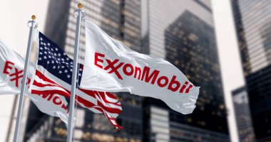 İlkbahar, ABD, Ekim 5, 2023 ExxonMobil ve finans bölgesinde dalgalanan Amerikan bayrakları. Amerikan çok uluslu petrol ve doğalgaz şirketi. Resimli 3d illüstrasyon oluşturucu