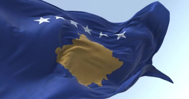 Close Bandeira Nacional Kosovo Acenando Seis Estrelas Brancas Acima Mapa — Vídeo de Stock