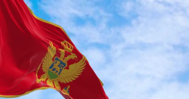 Εθνική Σημαία Του Μαυροβουνίου Κυματίζει Μια Καθαρή Ημέρα Κόκκινο Χρυσαφί — Αρχείο Βίντεο