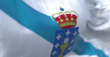 Galiçya bayrağının dalgalanma detayları. İspanya Özerk Topluluğu. Üzerinde arma olan mavi çapraz bantlı beyaz. Kusursuz 3D canlandırma döngüsü. Ağır çekim. Seçici odak