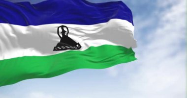 Açık bir günde ulusal Lesotho bayrağı sallanıyor. Ortasında siyah bir Basotho şapkası olan üç yatay mavi, beyaz ve yeşil şerit. Kusursuz 3D canlandırma döngüsü. Yavaş çekim.