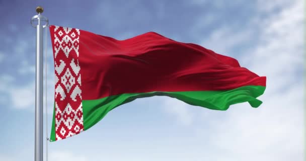 Die Weißrussische Nationalflagge Weht Einem Klaren Tag Wind Rote Und — Stockvideo