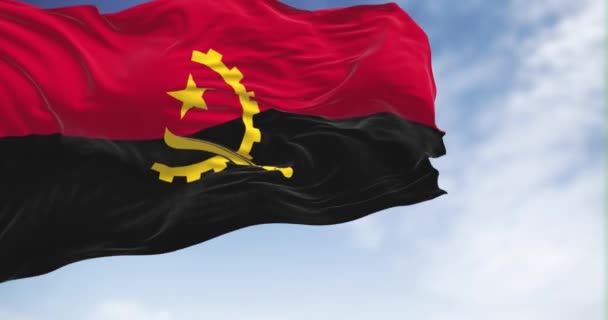 アンゴラの国旗は晴れた日に風を吹いている 2つの水平バンド 赤と黒 中央に黄色のエンブレム シームレスな3Dレンダリングアニメーションループ スローモーション — ストック動画