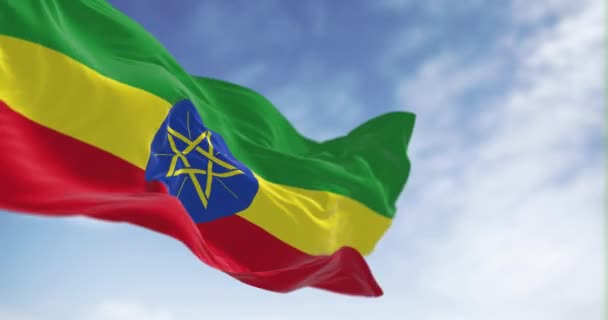 Ethiopië Nationale Vlag Zwaaien Een Heldere Dag Horizontale Banden Van — Stockvideo