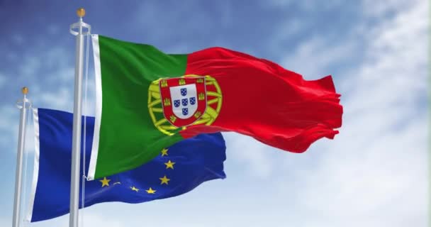 Vlajky Portugalska Vlající Vlajkami Evropské Unie Jasného Dne Bezešvé Vykreslování — Stock video
