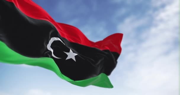 Εθνική Σημαία Της Λιβύης Κυματίζει Μια Σαφή Ημέρα Κόκκινο Μαύρο — Αρχείο Βίντεο