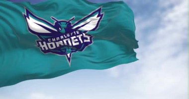 Charlotte, ABD, 10 Eylül 2023: Charlotte Hornets bayrağı açık bir günde dalgalanıyor. Amerikan profesyonel basketbol takımı. Kusursuz 3 boyutlu animasyon. Yavaş çekim döngüsü. 4k