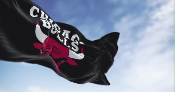 Chicago September 2023 Bendera Chicago Bulls Berkibar Pada Hari Yang — Stok Video