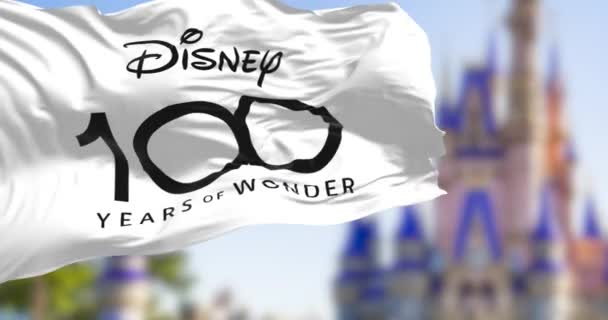 オーランド 10月10日2023 風を振るウォルト ディズニー カンパニー100周年の祝賀旗 Iseamless 3Dレンダリングアニメーション スローモーションループ 4Kについて — ストック動画