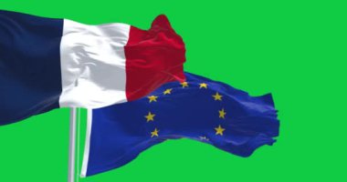 Fransa ve Avrupa Birliği bayrakları yeşil arka planda birlikte dalgalanıyor. Kusursuz 3D canlandırma animasyonu. Yeşil ekran. Krom anahtar. Yavaş çekim döngüsü. 4K