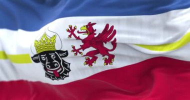 Mecklenburg-Vorpommern eyalet bayrağının yakın çekimi. Alman devleti. Kusursuz 3D canlandırma döngüsü. Ağır çekim. Seçici odak