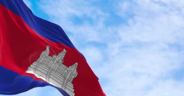 Κοντινό Πλάνο Της Καμπότζης Εθνική Σημαία Κυματίζει Τρεις Ζώνες Μπλε — Αρχείο Βίντεο