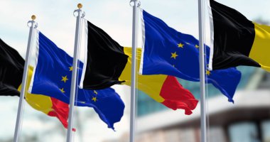 Belçika ulusal bayrakları ve Avrupa Birliği bayrakları rüzgarda sallanıyor. 3D illüstrasyon canlandırıcı. Kanat çırpan kumaş. Seçici odak