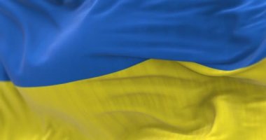 Ukrayna ulusal bayrağının yakın çekimi. İki yatay mavi şerit üstte ve altta sarı şerit. Kusursuz 3D canlandırma döngüsü. Ağır çekim. Seçici odak