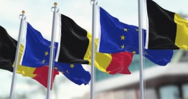 Belçika ulusal bayrakları ve Avrupa Birliği bayrakları rüzgarda sallanıyor. Kusursuz 3D canlandırma döngüsü. Ağır çekim. Seçici odak