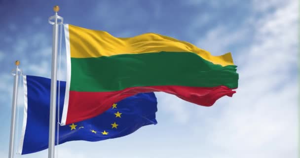 Bandeiras Lituânia União Europeia Agitam Conjunto Num Dia Claro Lituânia — Vídeo de Stock