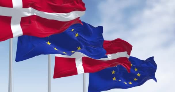 丹麦和欧洲联盟的国旗在风中飘扬 无缝3D渲染动画循环 慢动作有选择的重点 — 图库视频影像