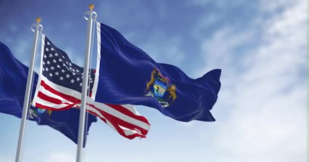 Två Flaggor Delstaten Michigan Viftar Vinden Med Den Nationella Flaggan — Stockvideo