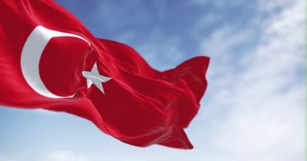 トルコの国旗は晴れた日に風を吹いている 白い三日月と星の赤い旗 シームレスな3Dレンダリングアニメーションループ スローモーション 選択的なフォーカス — ストック動画