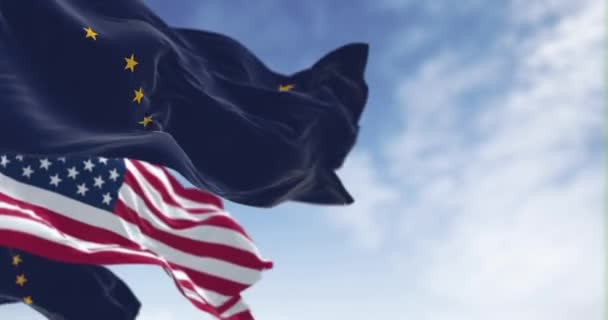 アメリカとアラスカの旗は それぞれの地域に対する愛国心と誇りを体現する青い空に向かって風を吹きます シームレスな3Dレンダリングアニメーションループ スローモーション 選択的なフォーカス — ストック動画