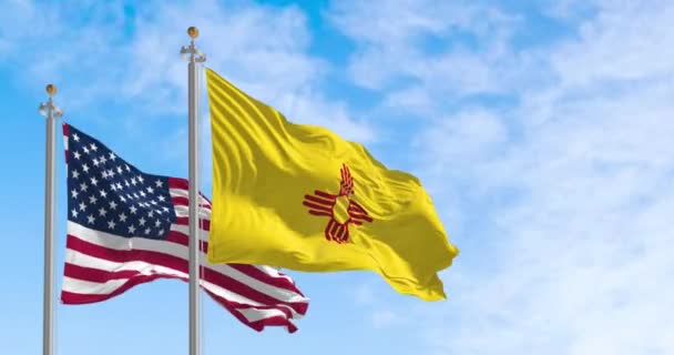Флаг Штата Нью Мексико Размахивает Национальным Американским Флагом Ясный День — стоковое видео