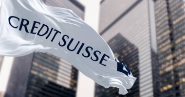 Zürih, CH, Mart 2023: Finans bölgesinde dalgalanan Credit Suisse bayrağı. Mart 2023 'te, UBS Credit Suisse' i satın aldı. Resimli 3d illüstrasyon oluşturucu