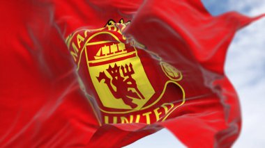 Manchester, İngiltere, 2 Ekim 2023: Açık bir günde Manchester United Futbol Kulübü bayrağının dalgalanması. Premier Lig profesyonel takımı. İllüstrasyon 3d illüstrasyon canlandırması. Seçici odak