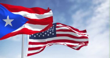 Porto Riko bayrağı açık havada Birleşik Devletler bayrağıyla dalgalanıyor. Karayip adası ve birleşik Amerika Birleşik Devletleri toprakları. Kusursuz 3D canlandırma döngüsü. Yavaş çekim