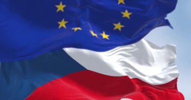 Çek Cumhuriyeti 'nin ulusal bayrağı açık bir günde Avrupa Birliği bayrağıyla rüzgarda sallanıyor. Kusursuz 3D canlandırma döngüsü. Ağır çekim. Seçici odak