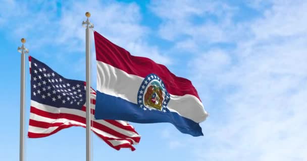 Missouri Staat Vlag Zwaaien Met Nationale Amerikaanse Vlag Een Heldere — Stockvideo