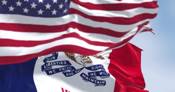 アイオワ州旗の閉鎖は 晴れた日にアメリカの国旗で風を吹いている シームレスな3Dレンダリングアニメーションループ スローモーション 選択的なフォーカス — ストック動画