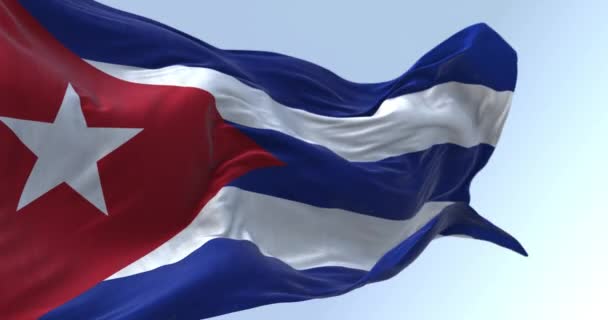 キューバの国旗の閉鎖は 晴れた日に波及する 5本の青と白のストライプ 白い星を持つホイストの赤い三角形 ラテンアメリカの国 シームレスな3Dレンダリングアニメーションループ スローモーション — ストック動画