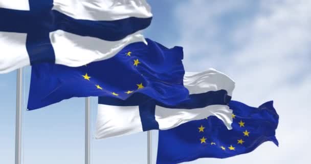 Finlandiya Nın Ulusal Bayrakları Açık Bir Günde Avrupa Birliği Bayrağıyla — Stok video