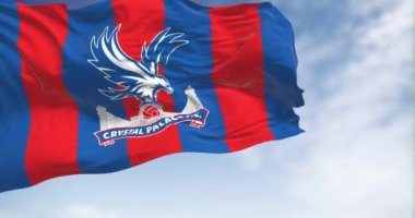 Selhurst, İngiltere, 2 Ekim 2023: Kristal Saray futbol kulübü bayrağı açık bir günde rüzgarda sallanıyor. Profesyonel İngiliz Premier Ligi takımı. Kusursuz 3D canlandırma döngüsü. Ağır çekim. Seçici odak
