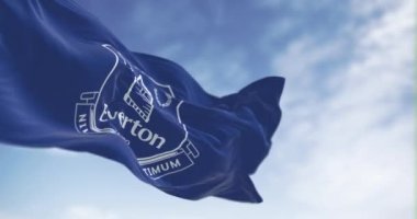 Liverpool, İngiltere, 21 Eylül 2023: Everton Futbol Kulübü bayrağı açık bir günde dalgalanıyor. Profesyonel İngiliz Futbol Kulübü. Kusursuz 3D canlandırma döngüsü. Ağır çekim. Seçici odak