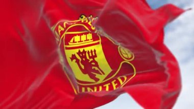 Manchester, İngiltere, 2 Ekim 2023: Açık bir günde Manchester United Futbol Kulübü bayrağının dalgalanması. Premier Lig profesyonel takımı. Kusursuz 3D canlandırma döngüsü. Ağır çekim. Seçici odak