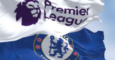 Londra, İngiltere, 12 Temmuz 2023: Chelsea Futbol Kulübü ve Premier Lig bayrakları açık bir günde dalgalanıyor. Kusursuz 3D canlandırma döngüsü. Ağır çekim. Seçici odak